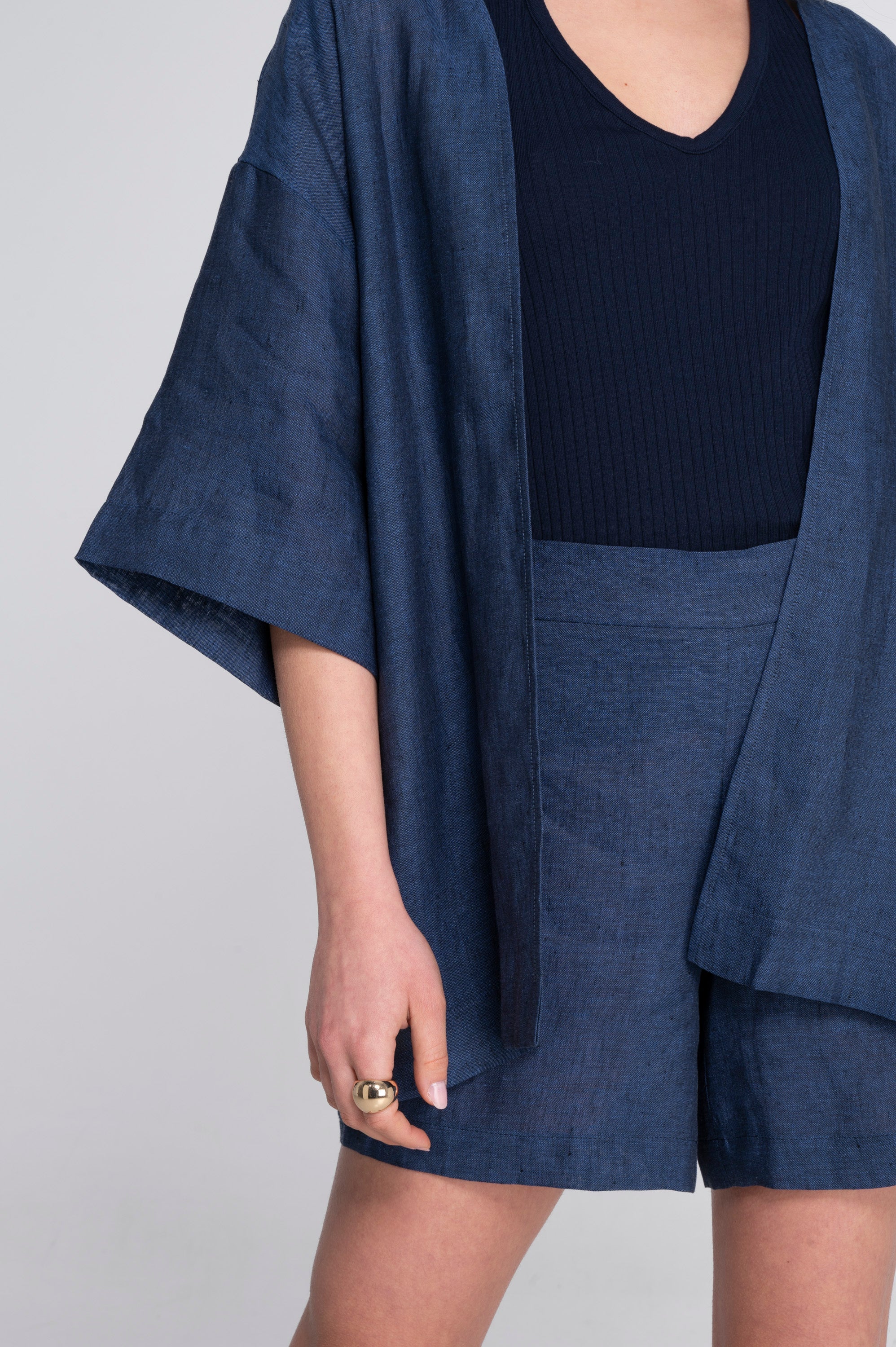 Linen kimono with flared sleeves and side slits 7553L - Image 12