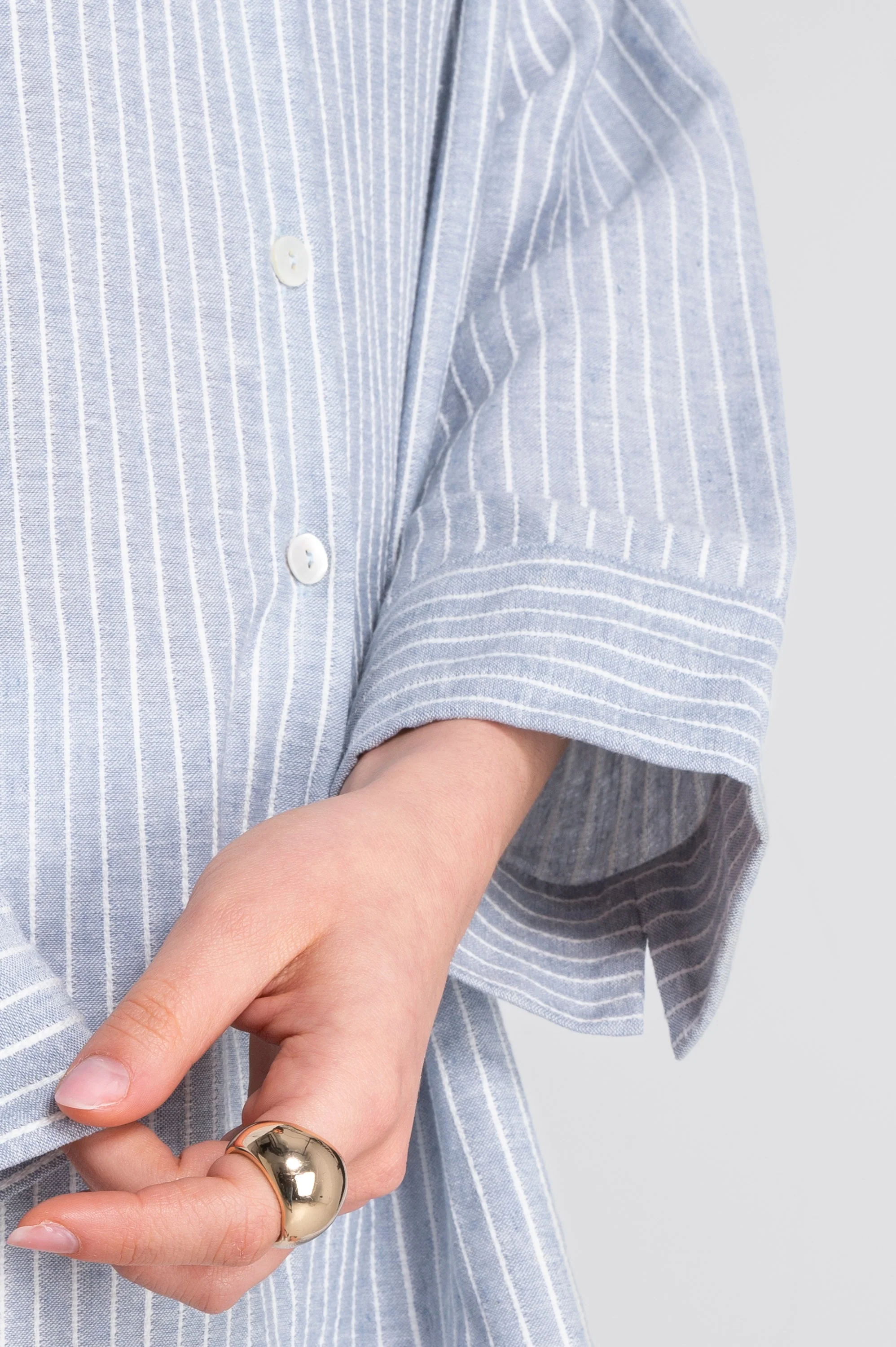 Oversized striped cotton-linen shirt with slit cuffs 7556R - Image 4